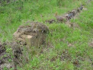 Floating pipe weighted by concrete set-on weights